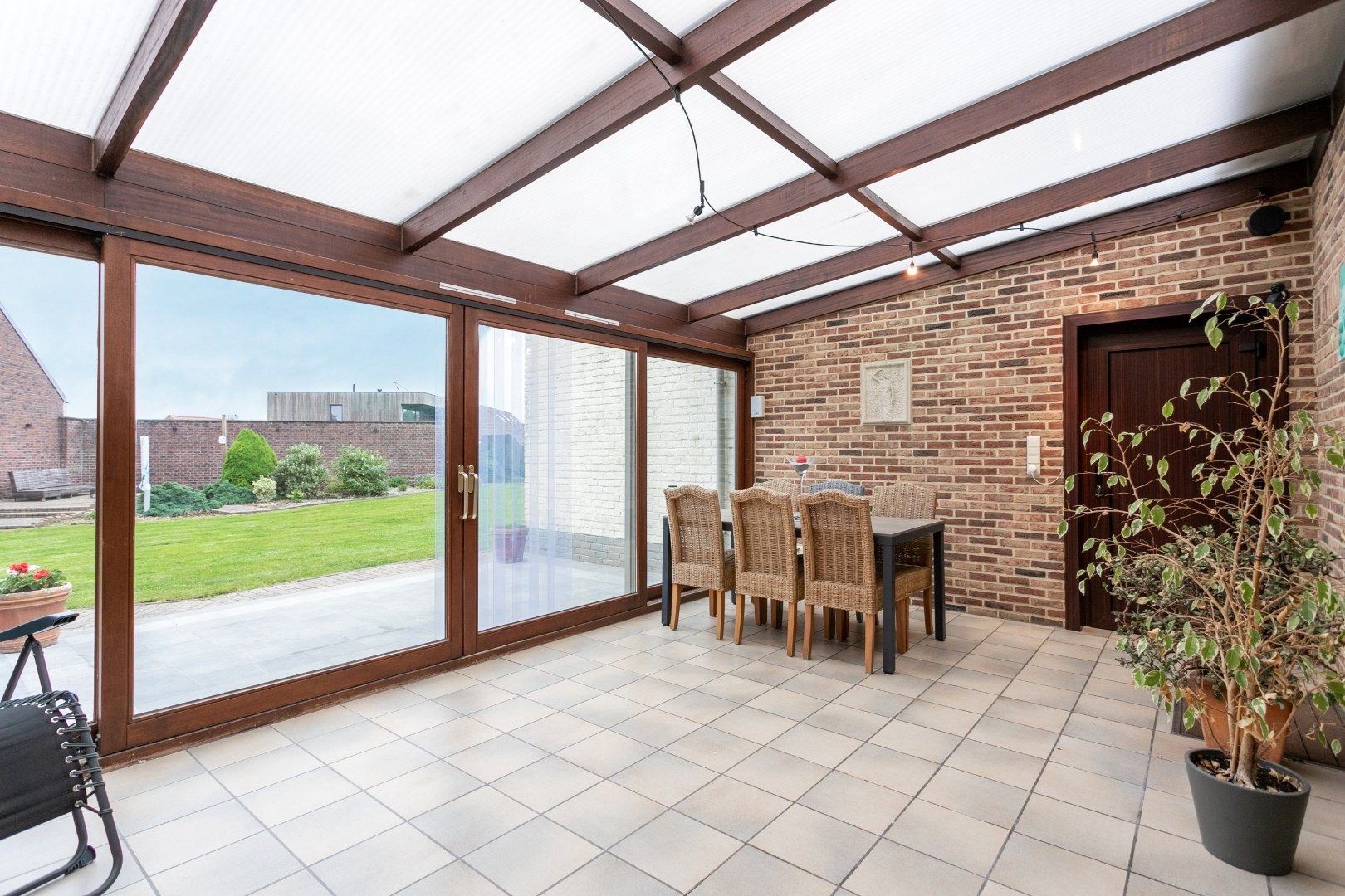 Ruime woning met naastgelegen bouwgrond en loods 