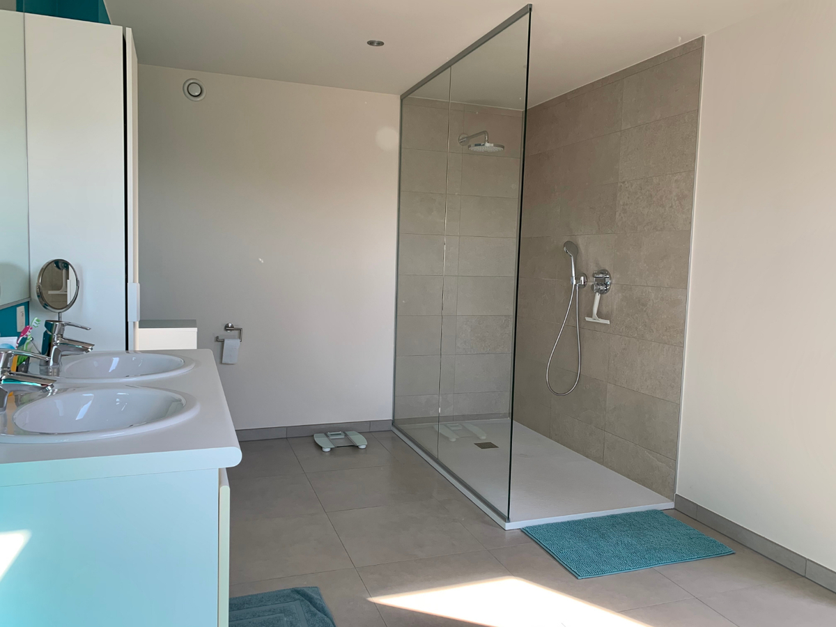 Ruime, eigentijdse Half Open Bebouwing. 