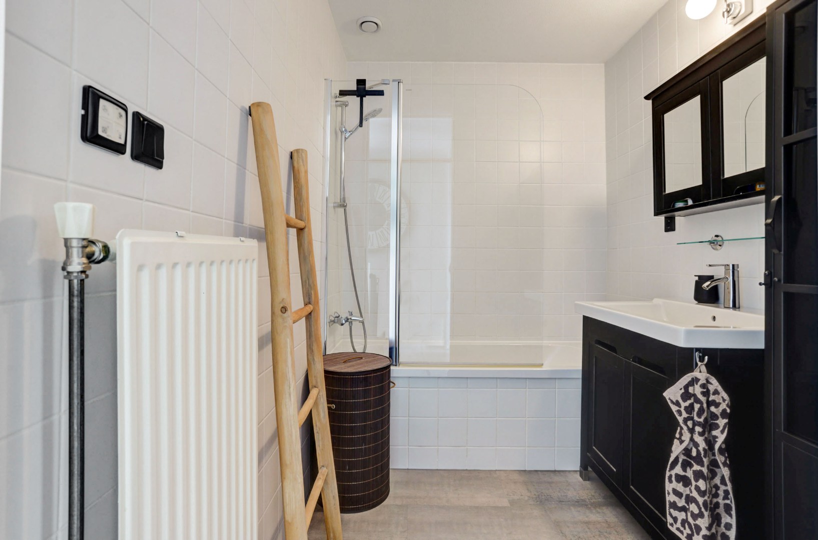 Energiezuinige (A-label) en uitstekend onderhouden 4-kamer tussenwoning met voor- en achtertuin met houten berging! 