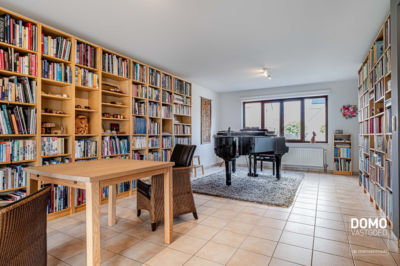 ZUIDWESTELIJK GEORIËNTEERDE DOORZONWONING MET LICHTRIJKE AANBOUW, GEZELLIGE TUIN EN RUIME GARAGE TE KURINGEN (HASSELT) 