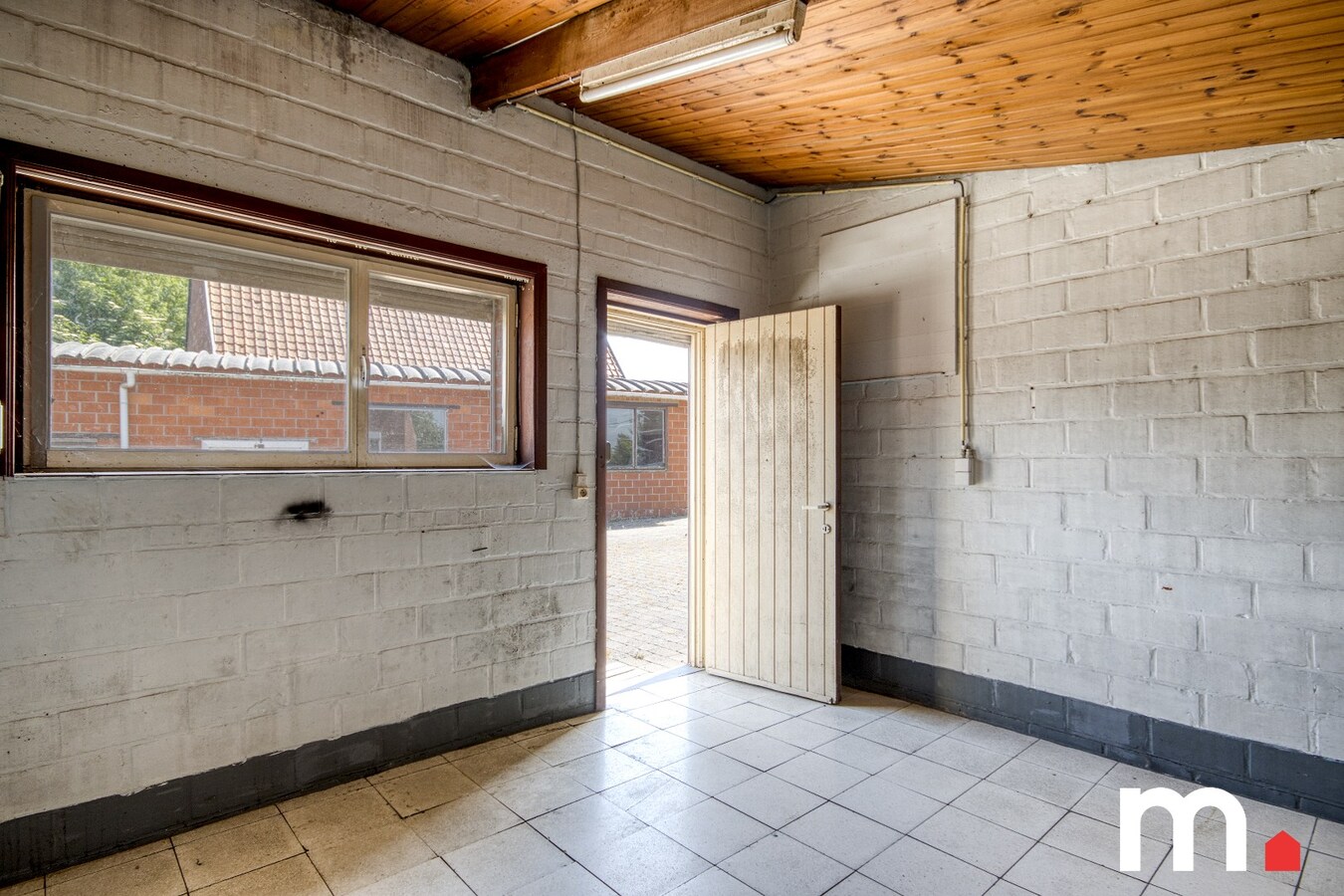 Charmante en ruime woning met grote tuin op 1.218 m² in het gezellige Lendelede met LOODS ! 