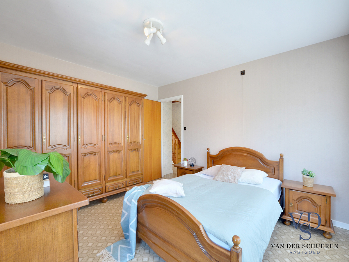 Degelijke woning met tuin en afz. garage. 