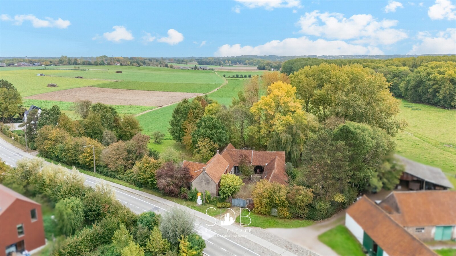 Authentieke hoeve met achterliggend groen op 5.192m² 