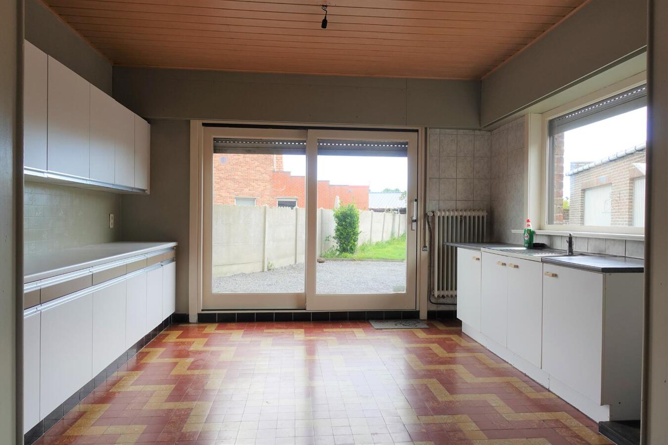 Ruime, op te knappen woning in centrum Zerkegem 