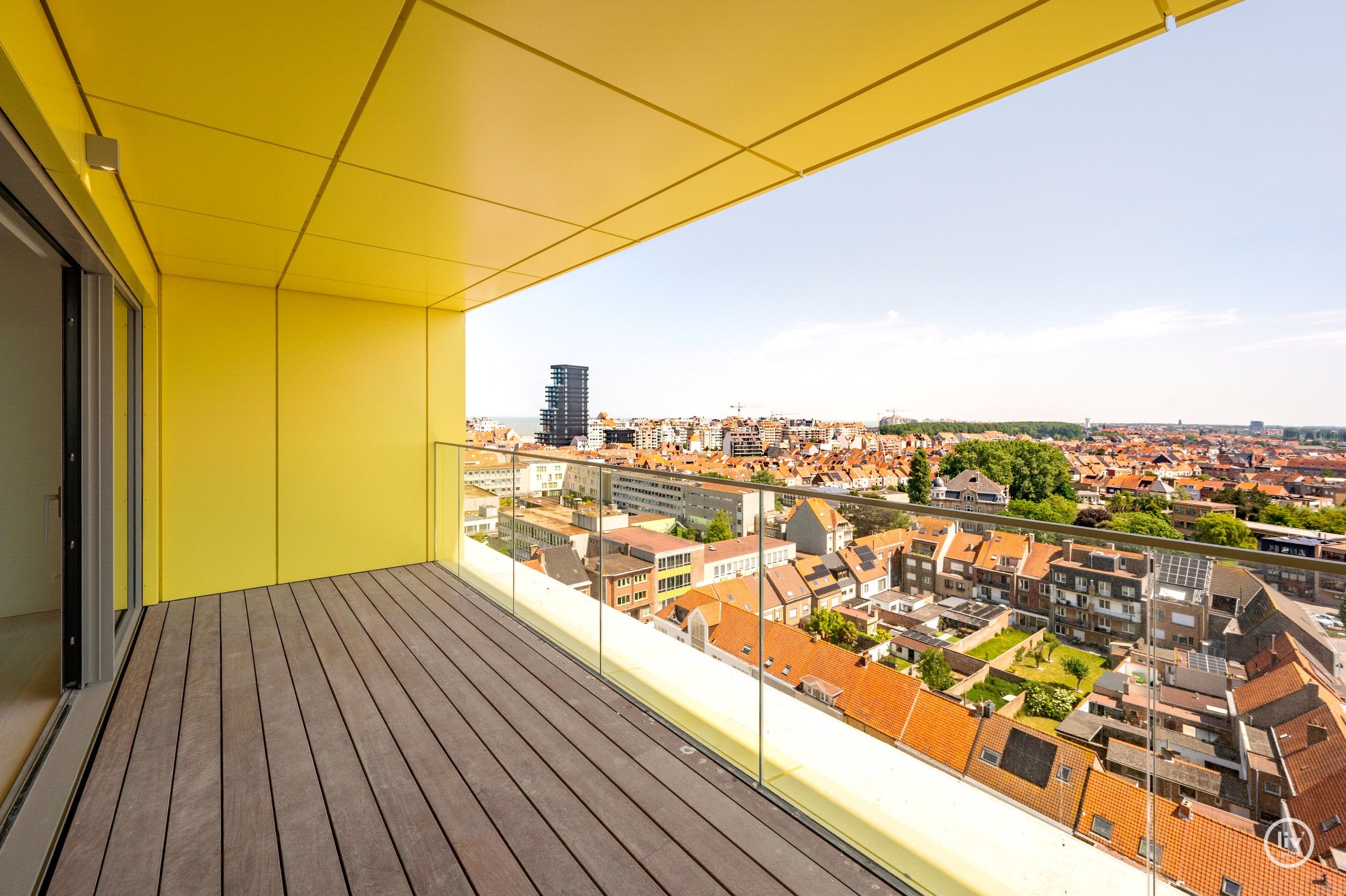Centraal gelegen 2-kamer appartement te Res. Hoost met ruim terras genietend van zijdelings zeezicht! 