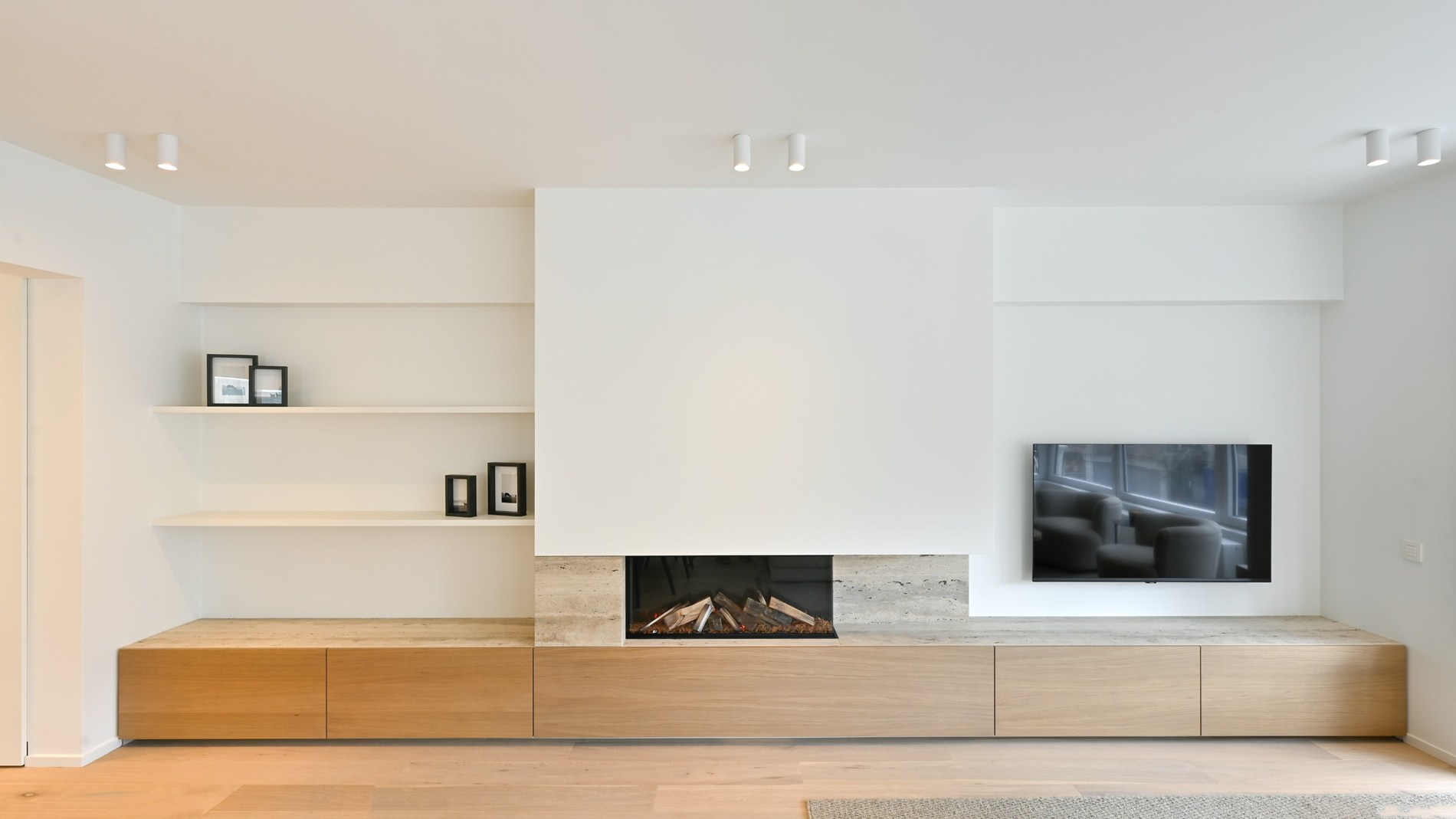 Prachtig, ruim (131 m2) HOEKappartement, volledig gerenoveerd centraal gelegen op de Lippenslaan vlakbij de zeedijk te Knokke. 