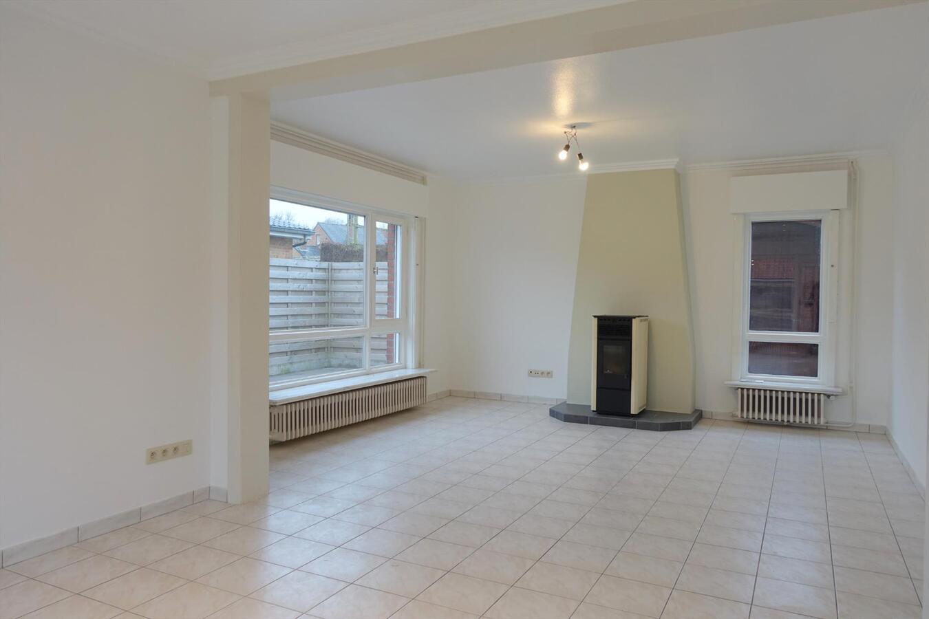 Halfopen woning met garage 