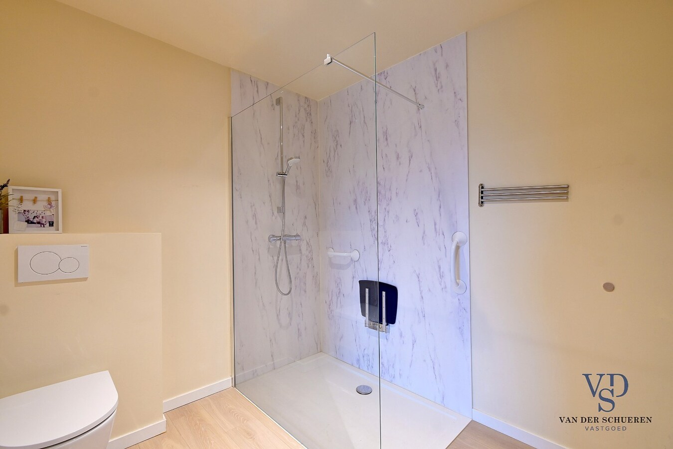 Luxueus 1-slp-appartement met staanplaats (ondergronds). 