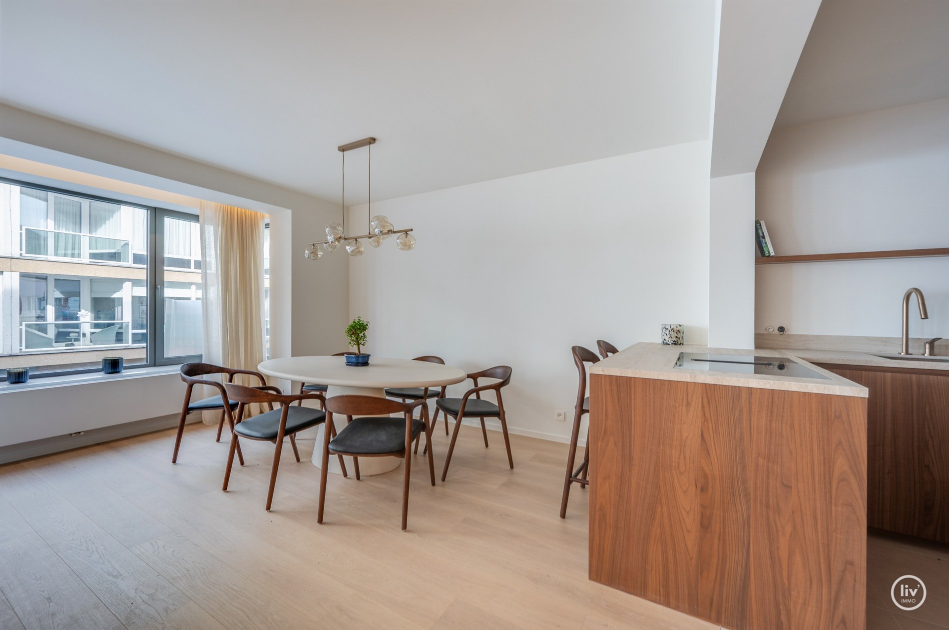 Résidence Akropolis : appartement rénové (largeur de façade d'environ 7 m) à vendre situé dans l'avenue Zoutelaan à Knokke, dans un bâtiment entièrement rénové tant à l'intérieur qu'à l'extérieur. 