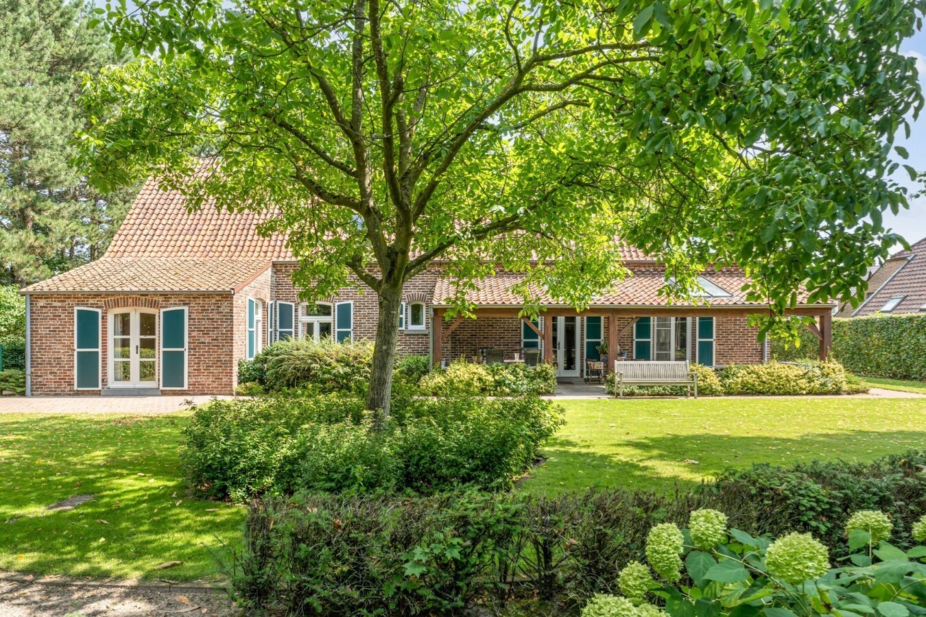 Ruim, karaktervol landhuis met parkachtige tuin op perceel van 16a29ca. 