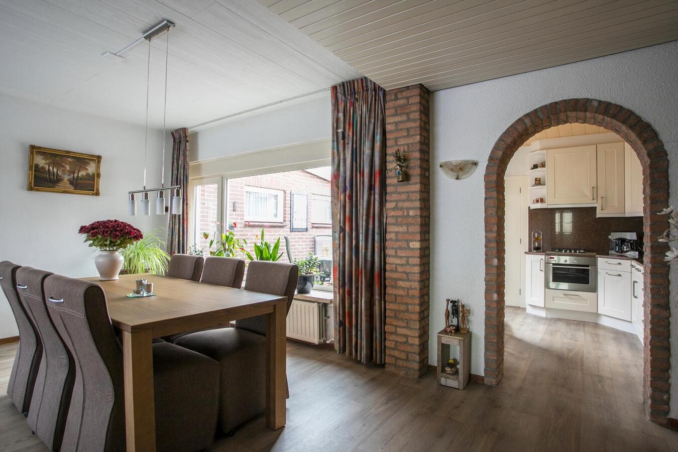 Nette 2-kapper met 4 slaapkamers en privacy biedende tuin gelegen op 346 m² ondergrond. 