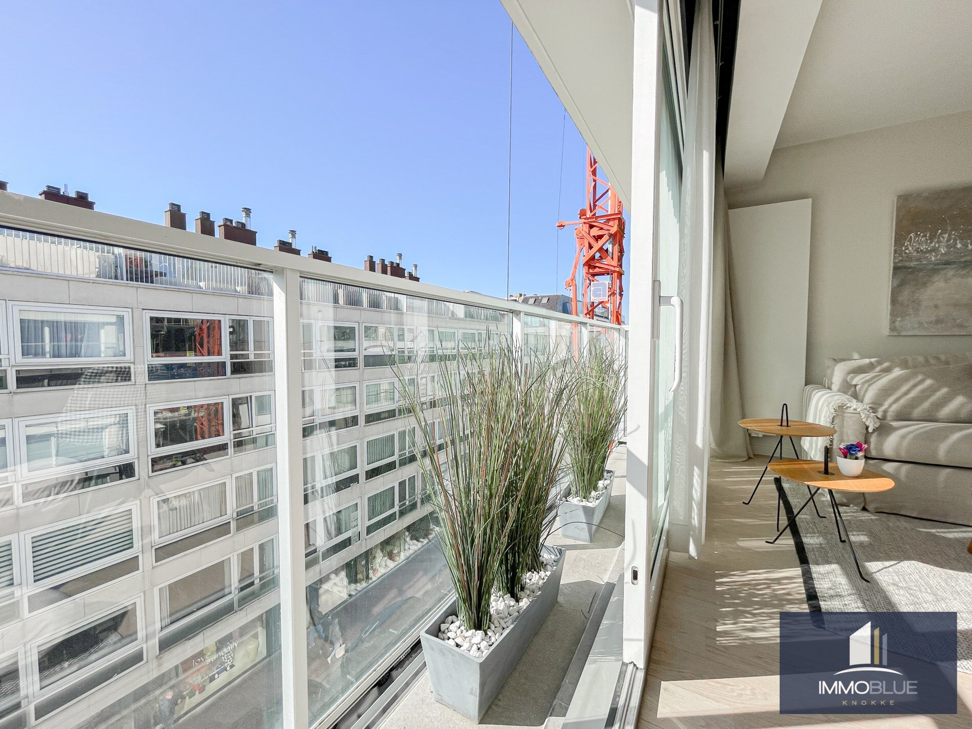 Recent tijdloos gerenoveerd appartement gelegen op de Kustlaan. 