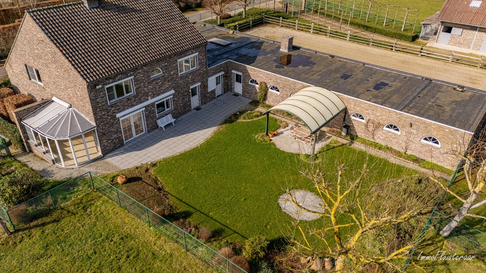 Woning met paardenstallen en buitenpiste op ca. 6,5ha te Bree 