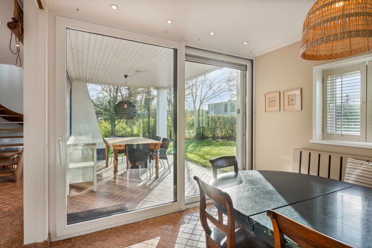 T.A. Makelaardij biedt aan: moderne architectonische vrijstaande villa met extra brede vrijstaande garage en royale private tuin rondom. 