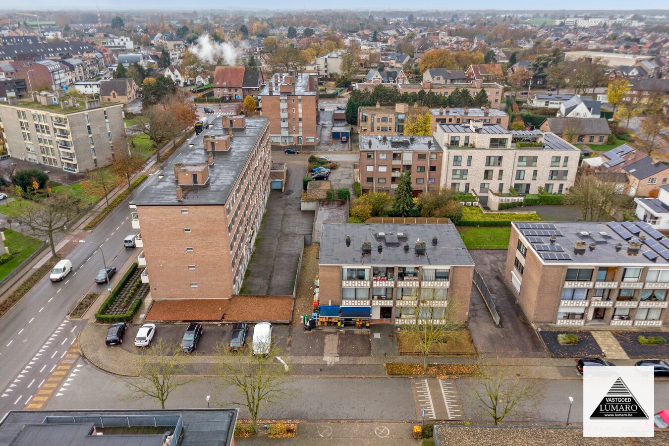 Handelsruimte 87 m² met opslag 64 m² en inpandige garage. 