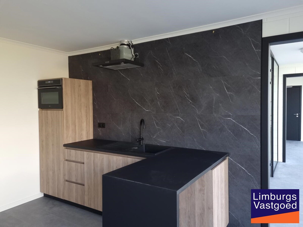 Terbeschikkingstelling van infrastructuur in vernieuwde kantoren met parking, v.a. 21 m², Genk-Noord 