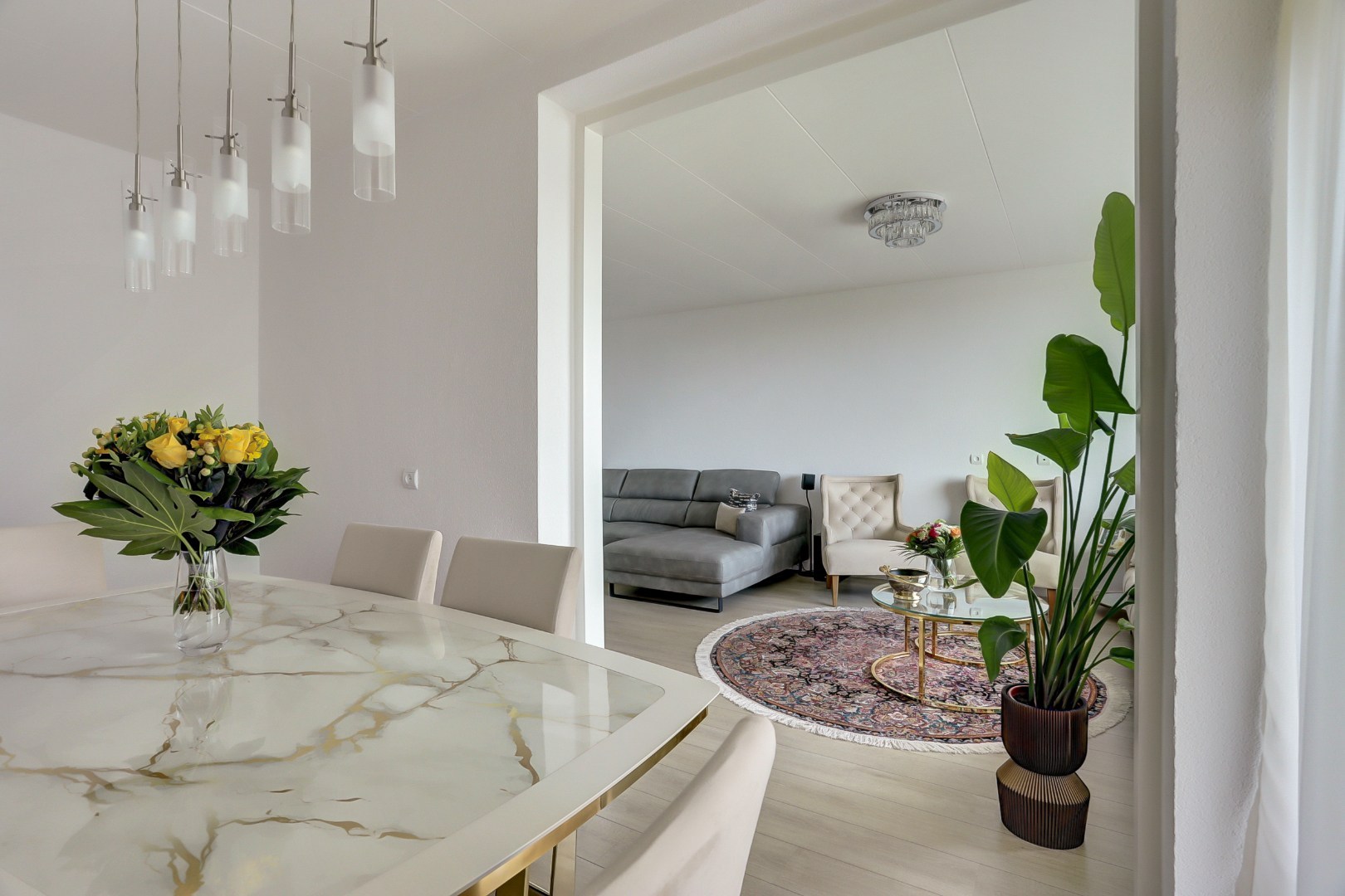 Zonder klussen te betrekken dit fraaie 4-kamer appartement op de 10e verdieping met 3 slaapkamers, fraaie keuken, moderne badkamer, mooi uitzicht en gelegen aan een groen park! 