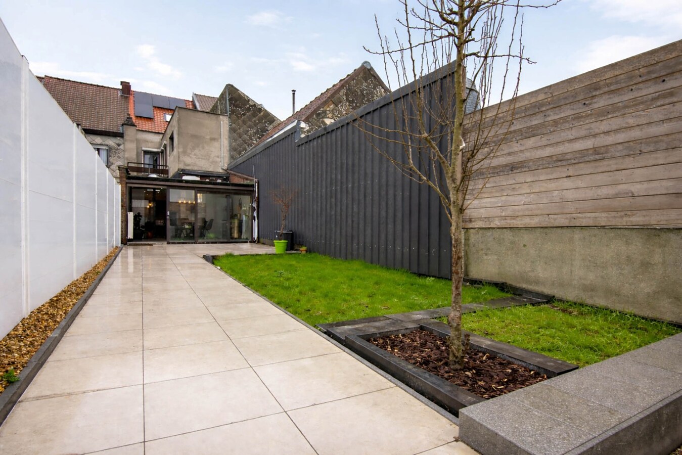 Gerenoveerde woning met 3/4 slpk, garage en tuin te Boom! 