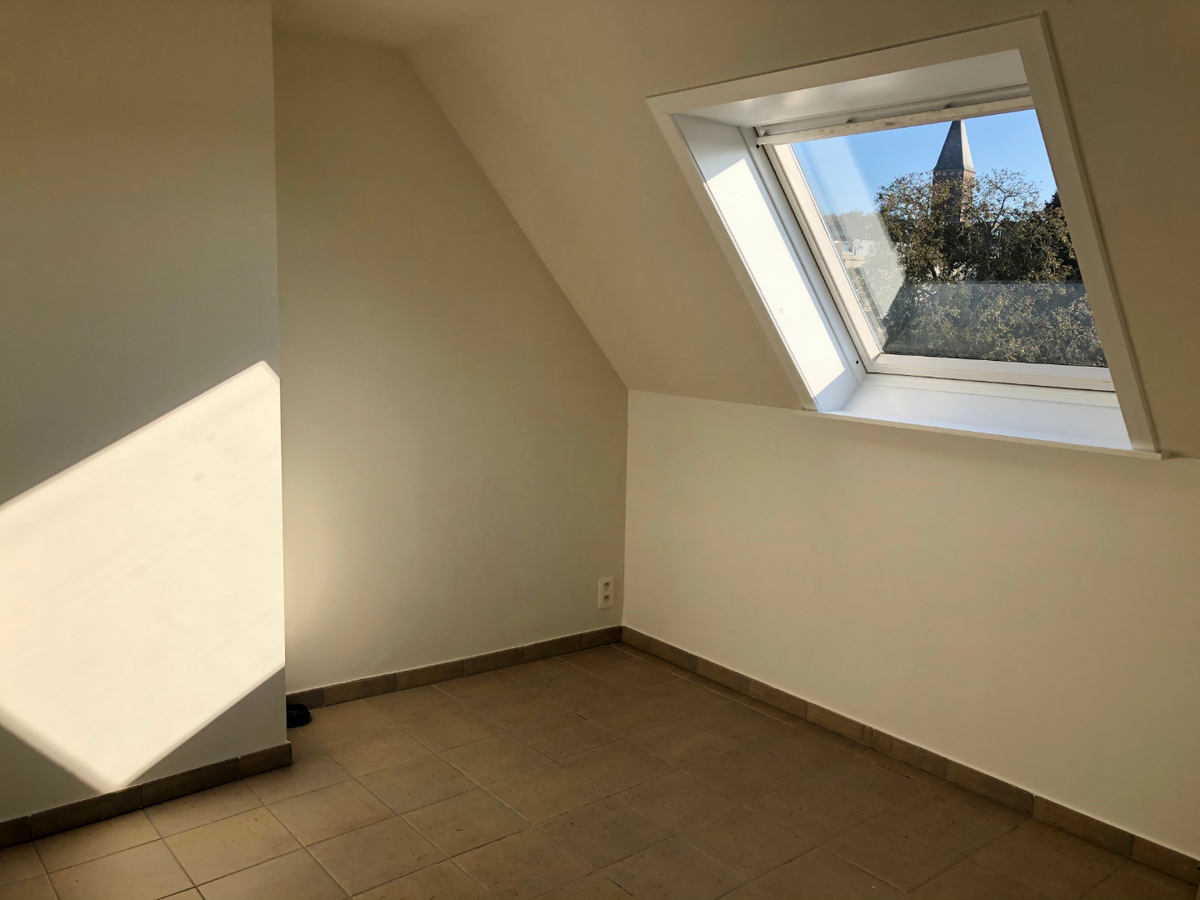 Tijdloos dakappartement met bijzonder ruim terras in centrum Gavere 