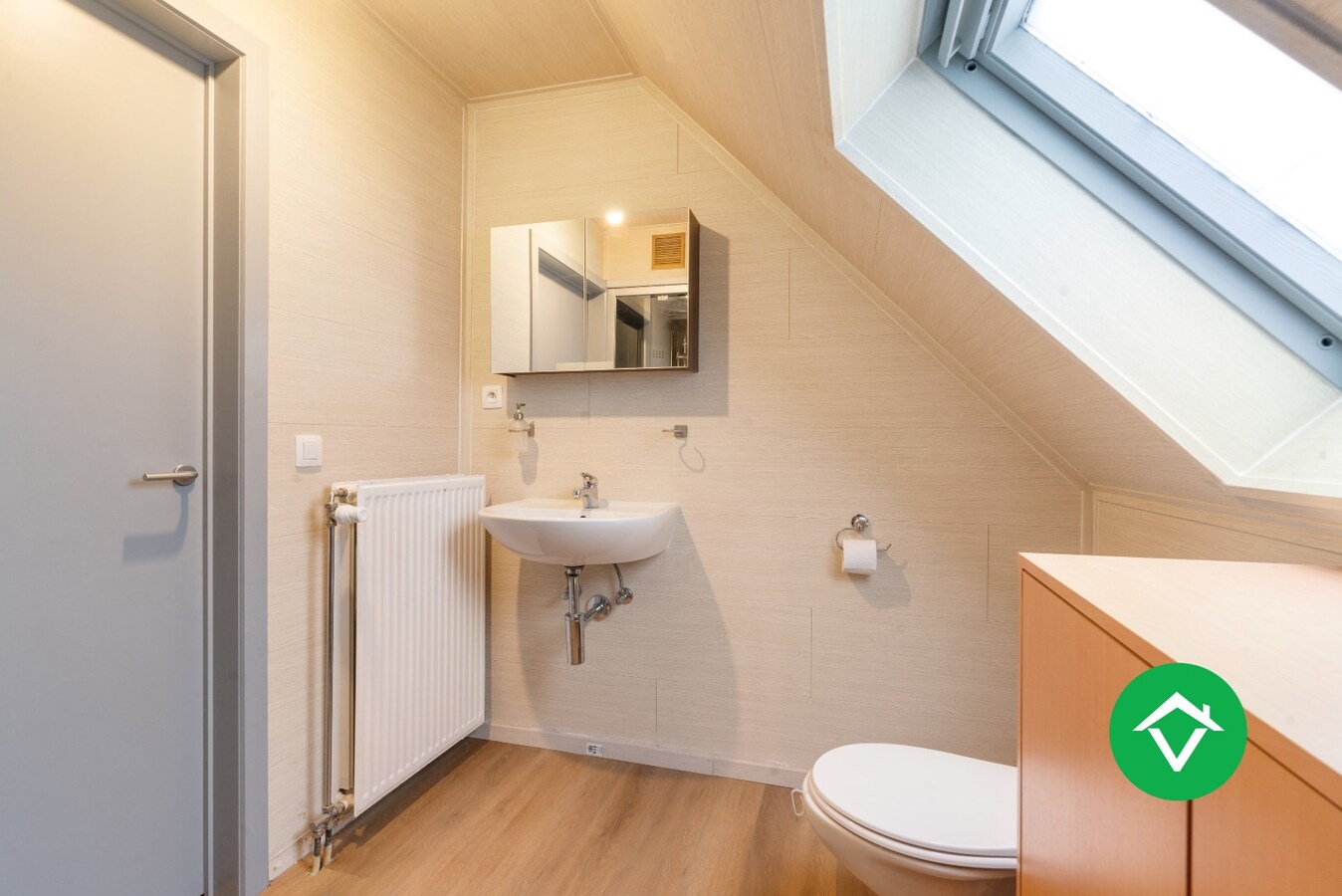 Ruime alleenstaande woning met 3 slaapkamers, tuin en garage te Roeselare 