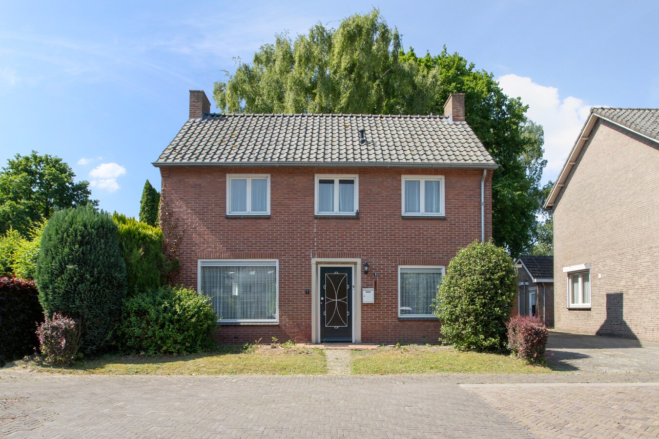 Royale vrijstaande gezinswoning gelegen op 500m2 in het centrum van Hoogeloon. 