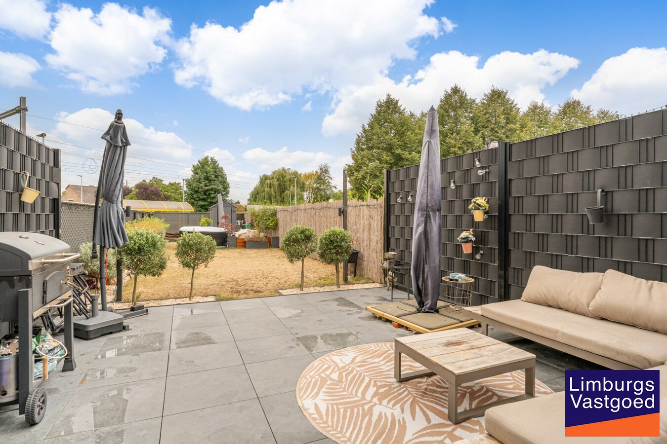 Gelijkvloers appartement (95m²), 2 slpk, ruim terras/tuin, autostaanplaats + kelderberging 