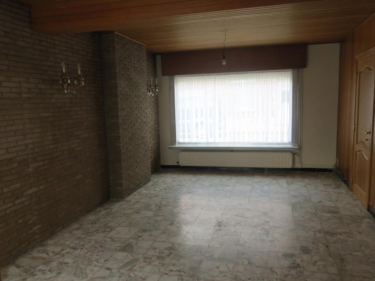 Centraal gelegen halfopen woning met ruime garage 