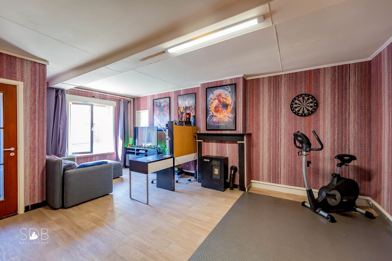 Hedendaagse woning met diverse bijgebouwen op 8.255m² 