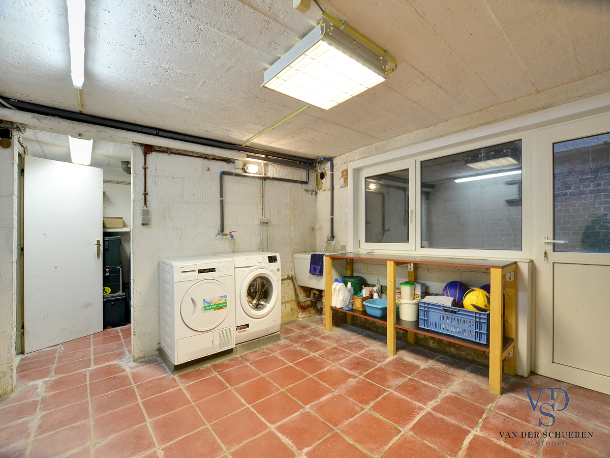 Ruime, degelijke bel-étage nabij Sint-Pieters-station. TOPPER !! 