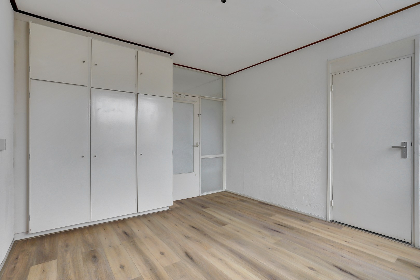 3-kamer appartement op de derde verdieping met balkon op het oosten en een berging van 13 m² in de onderbouw. 