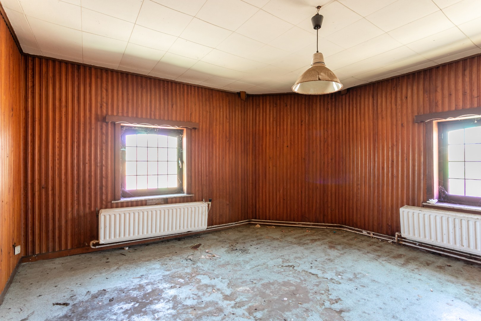 Handelshuis op een gunstige ligging vlakbij het station van Halle 
