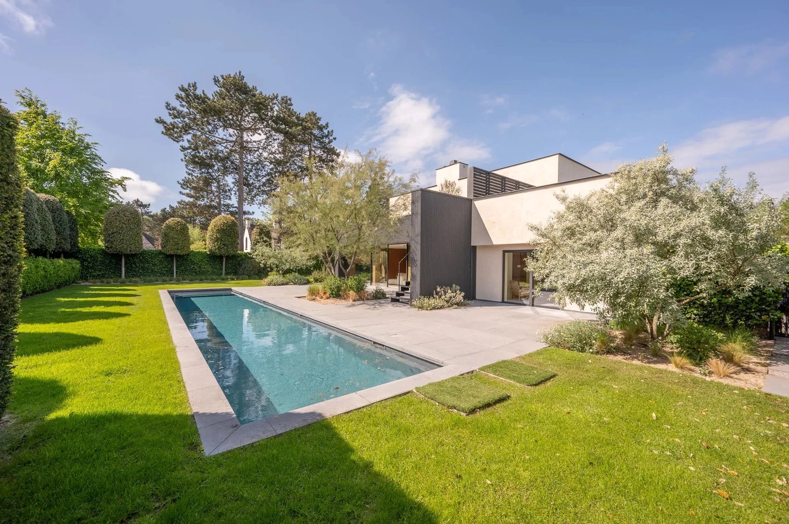 Moderne gerenoveerde villa gelegen in een residentiele wijk aan het Zoute. 