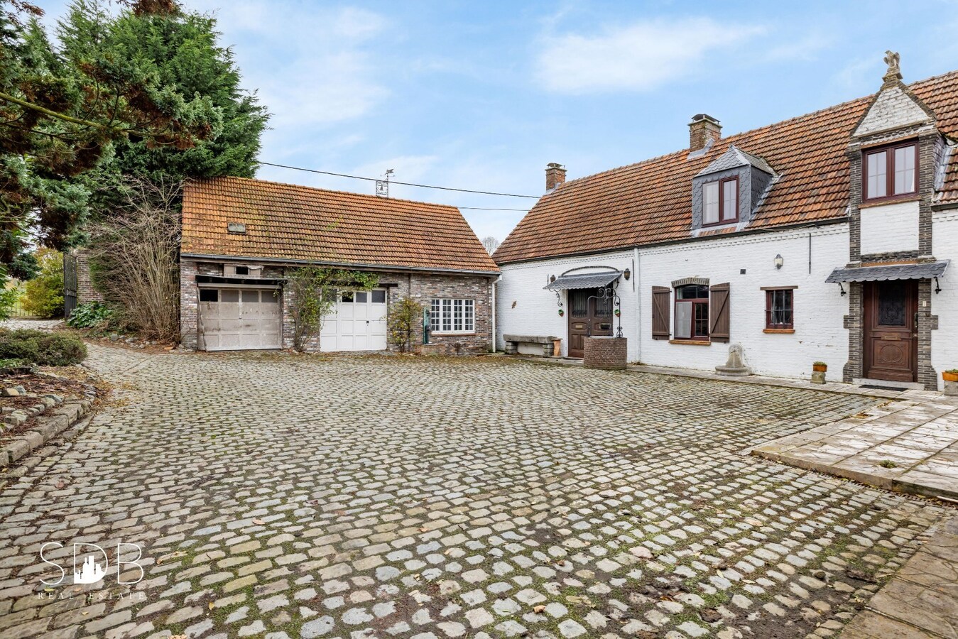 Authentieke hoeve met bijgebouwen met graslanden op circa 8.750m² 