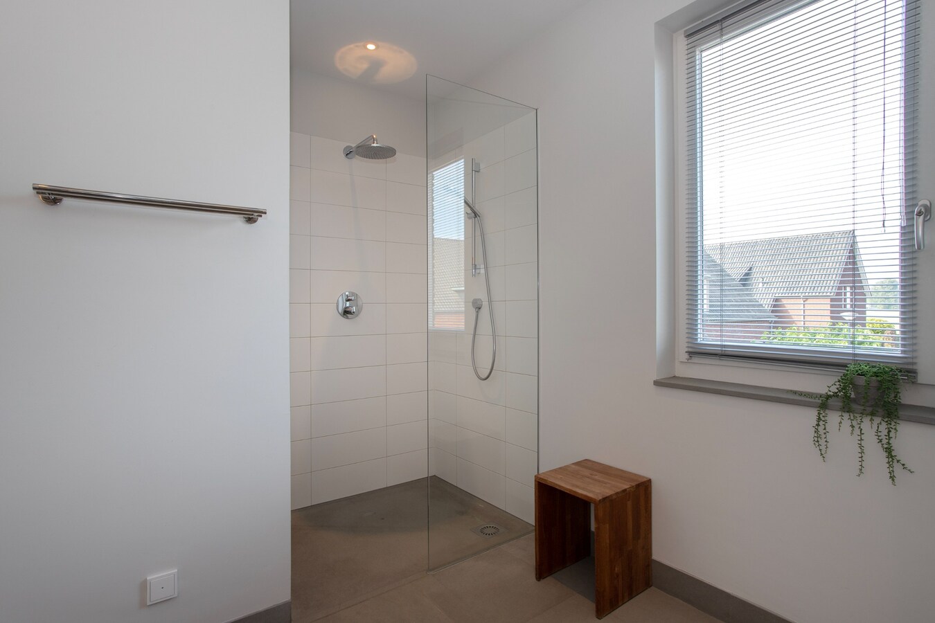 Unieke, onder architectuur gebouwde villawoning met luxe afwerking en prachtig uitzicht op het buitengebied. 