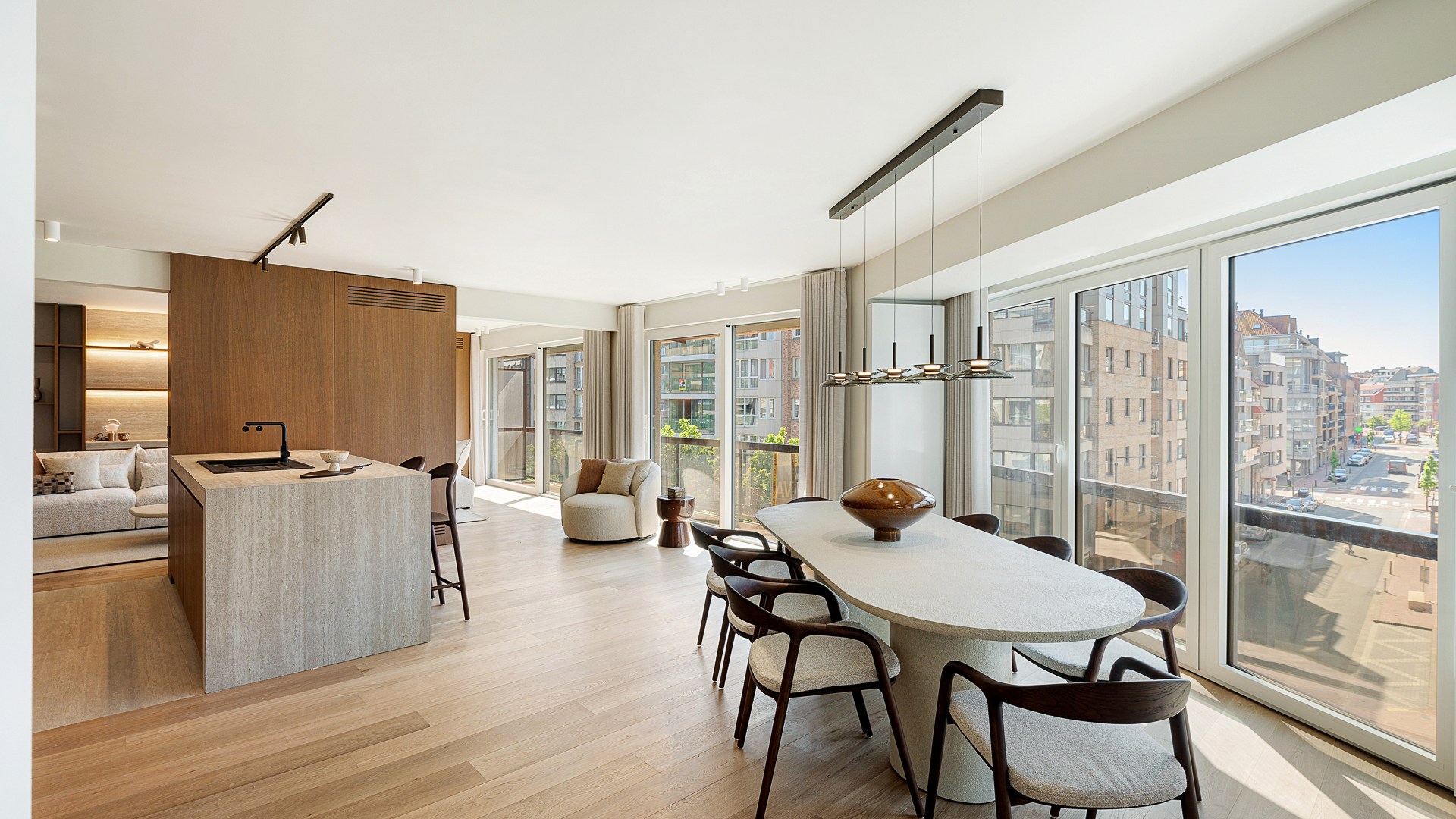 Appartement d'angle spacieux et luxueusement rénové avec des vues dégagées et une largeur de façade de plus de 16 mètres. 
