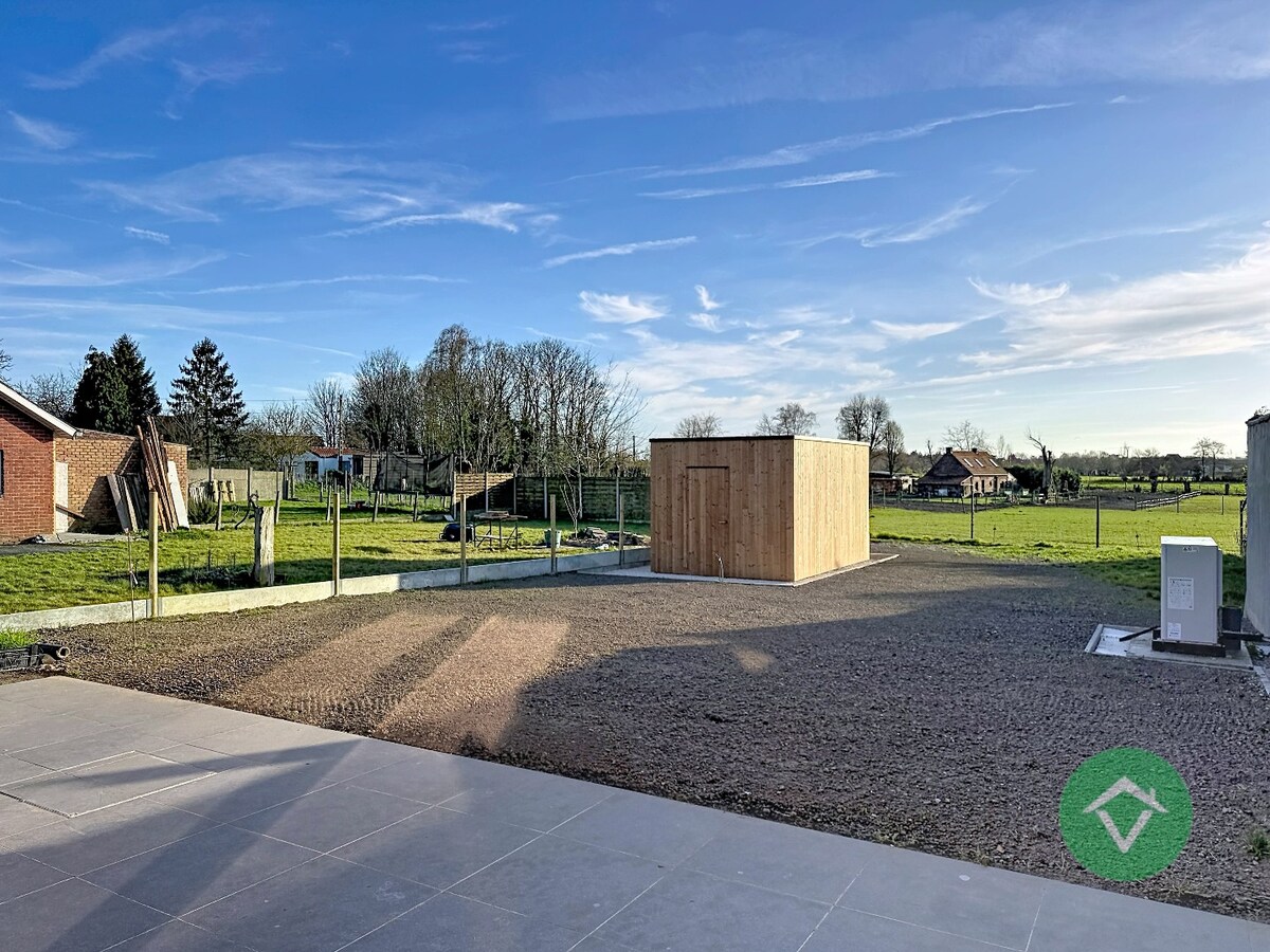 Volledig nieuwe woning met 4 slaapkamers en diepe tuin te Wijnendale 