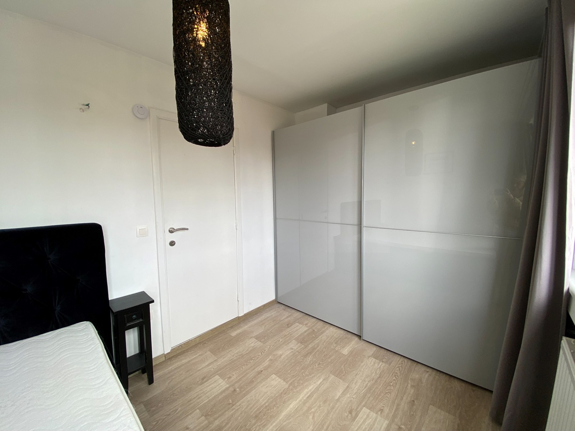 GEMEUBELD: Lichtrijke en recent gerenoveerde penthouse met ruim zuidgericht terras van 19m2, op wandelafstand van het strand en de winkels. 