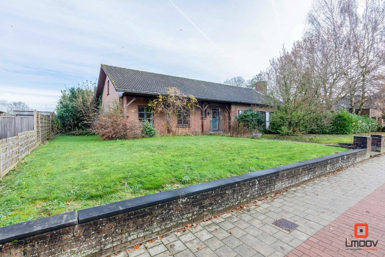 Ruime, te renoveren villa met grote tuin en twee garages 