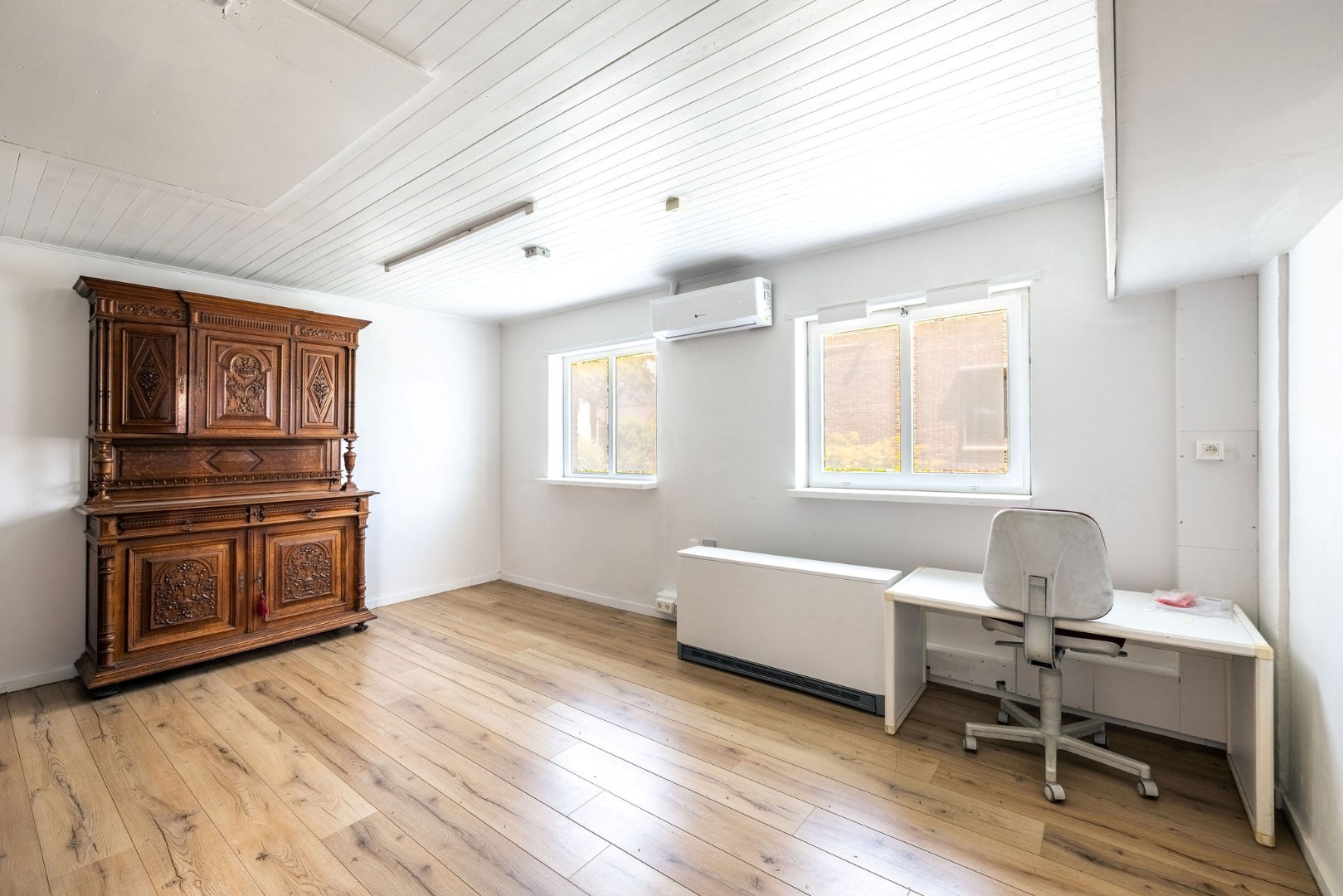 Vrijstaande woning met 5 slaapkamers en polyvalente loods te De Pinte 