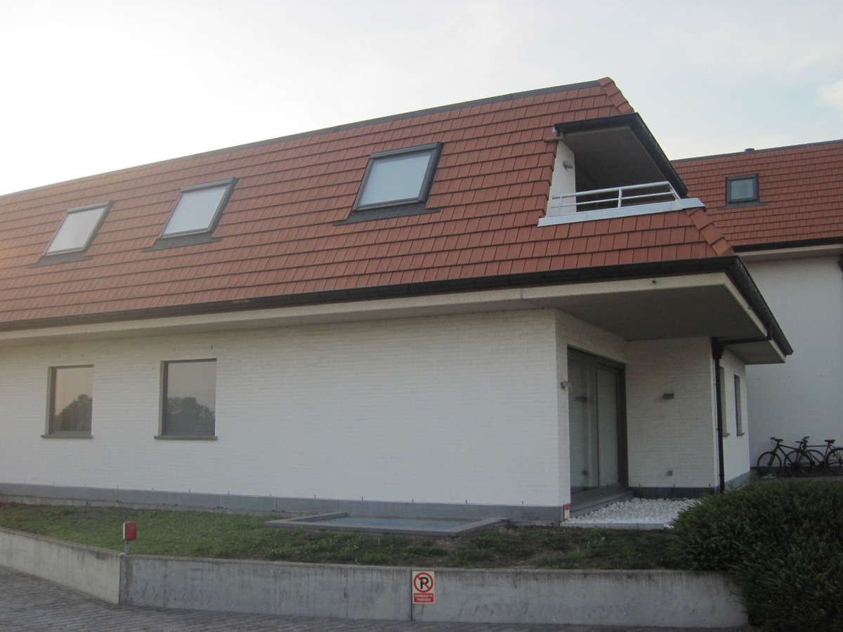 Eigentijds appartement op de 1° verdieping (met terras). Uitstekend gelegen. 