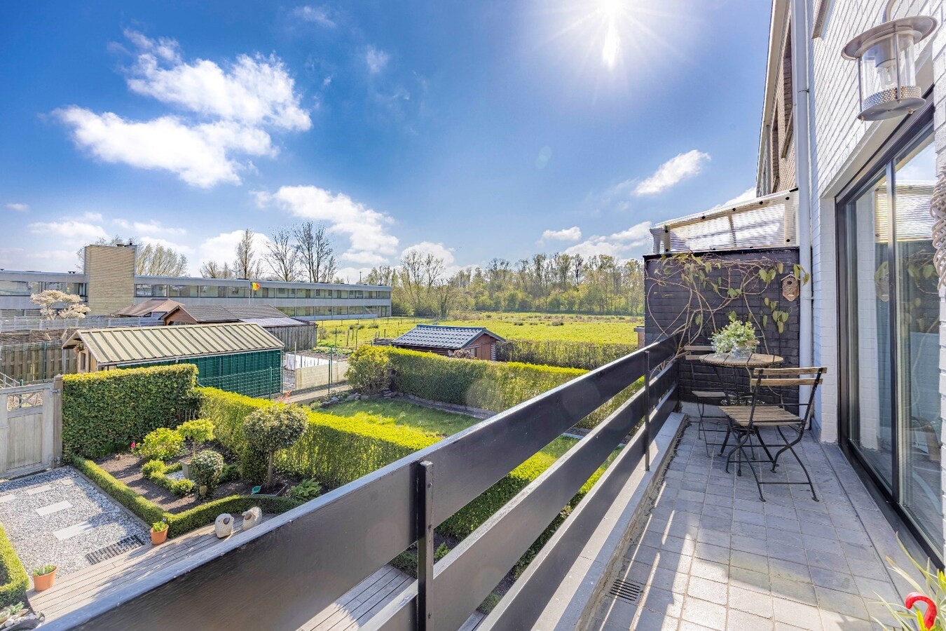 Knappe woning met weidse zichten, vlakbij het strand 
