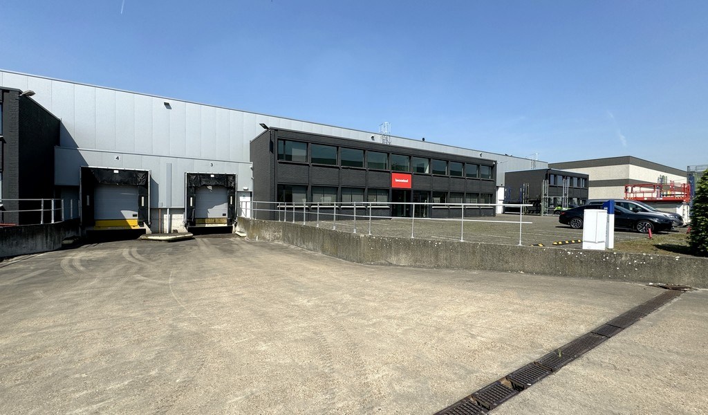 Logistieke loods met kantoor te huur in Bornem