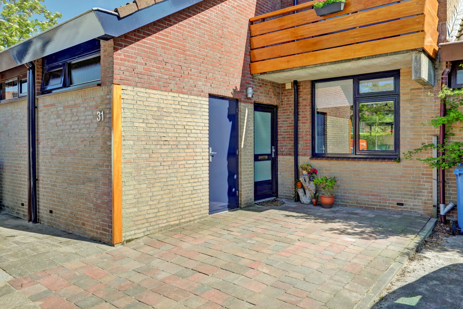 Goed onderhouden geschakelde  5-kamer woning, instapklaar, parkeerplaats, berging, zonnige tuin en gelegen in de zeer kindvriendelijke wijk Ommoord. 