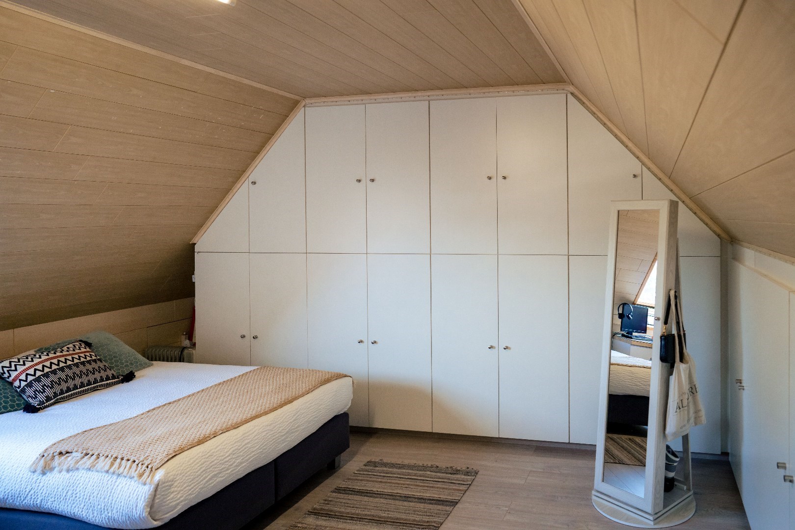 Ruim duplex appartement (203m²) met 4 slpks en garage te Kaprijke 