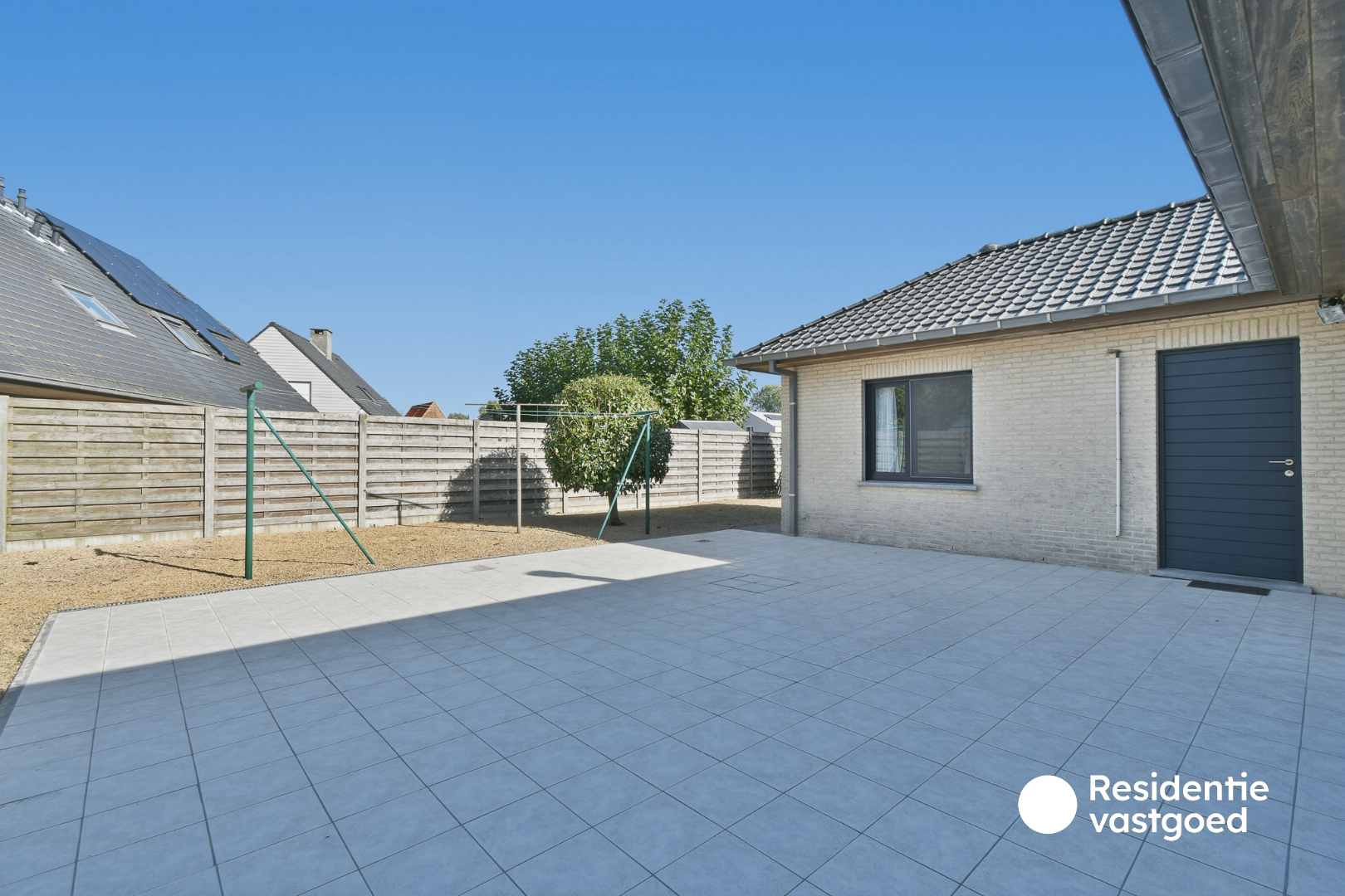 Verzorgde alleenstaande bungalow met tuin, garage en groot terras in het rustige Ettelgem 