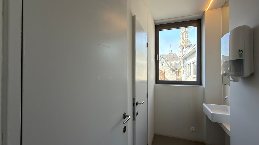 Instapklare kantoorruimte te huur in hartje Antwerpen