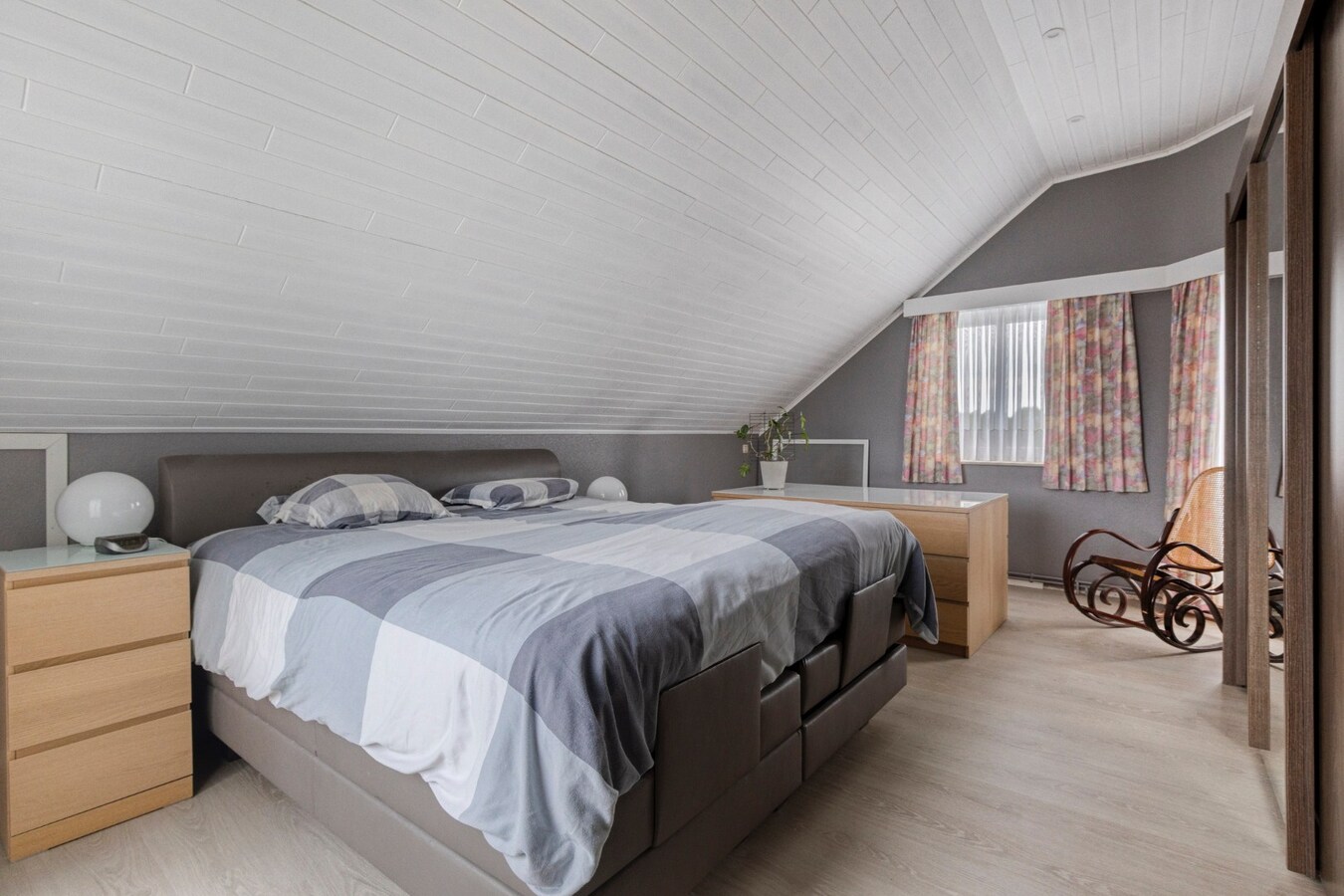 Ruime gezinswoning met 4 slaapkamers en open zicht op topligging in Oudenburg 