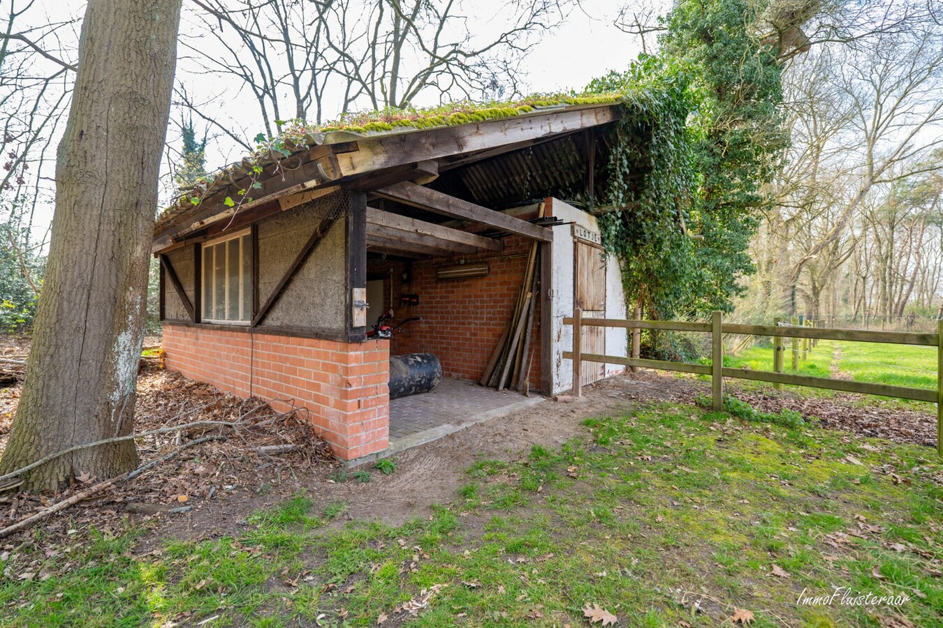 Karakteristieke woning met charmante chalet en paardenfaciliteiten op ca. 9.604 m² te Geel 