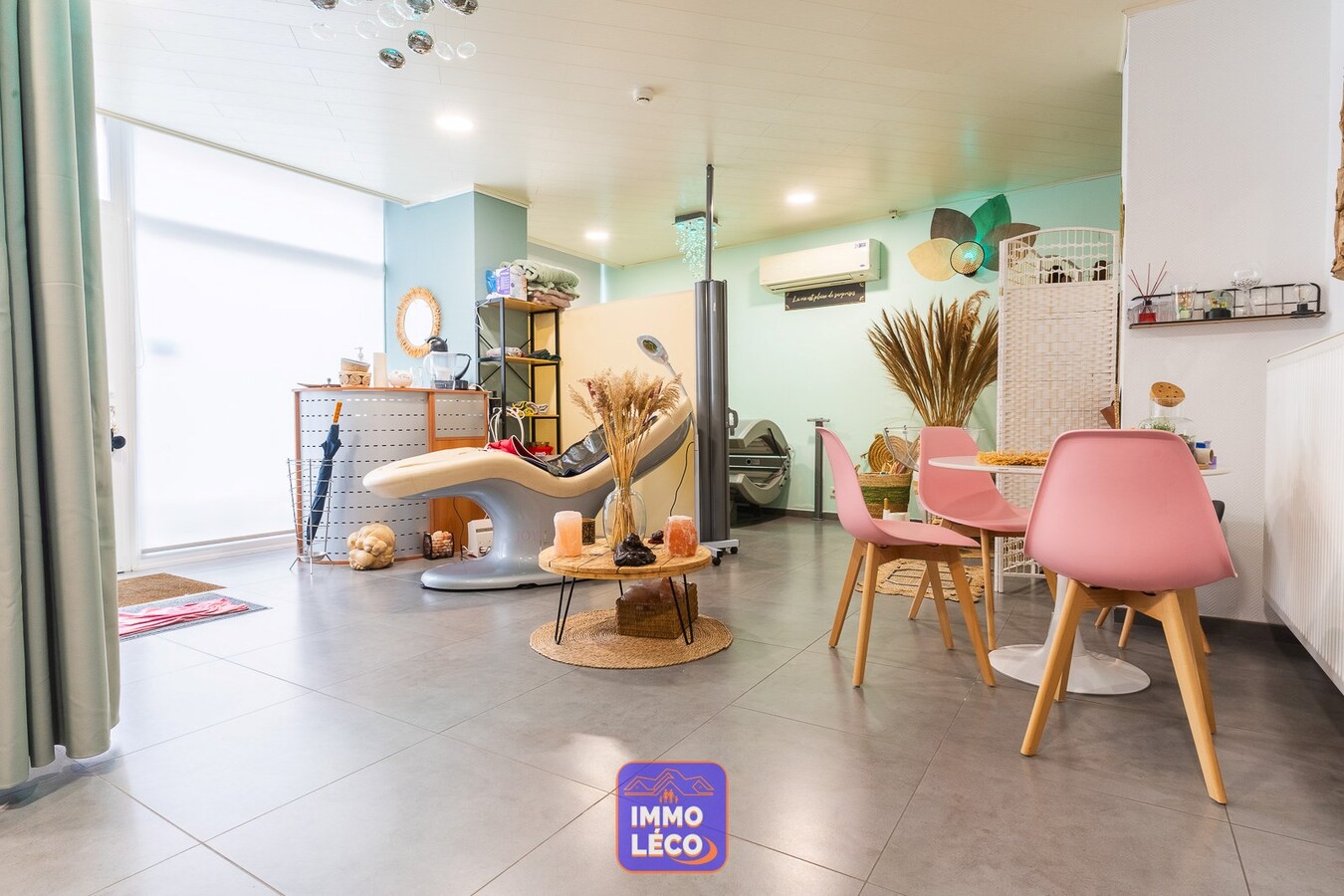 Grande maison avec grande terrasse et garage de 55m². Beaux volumes ! 