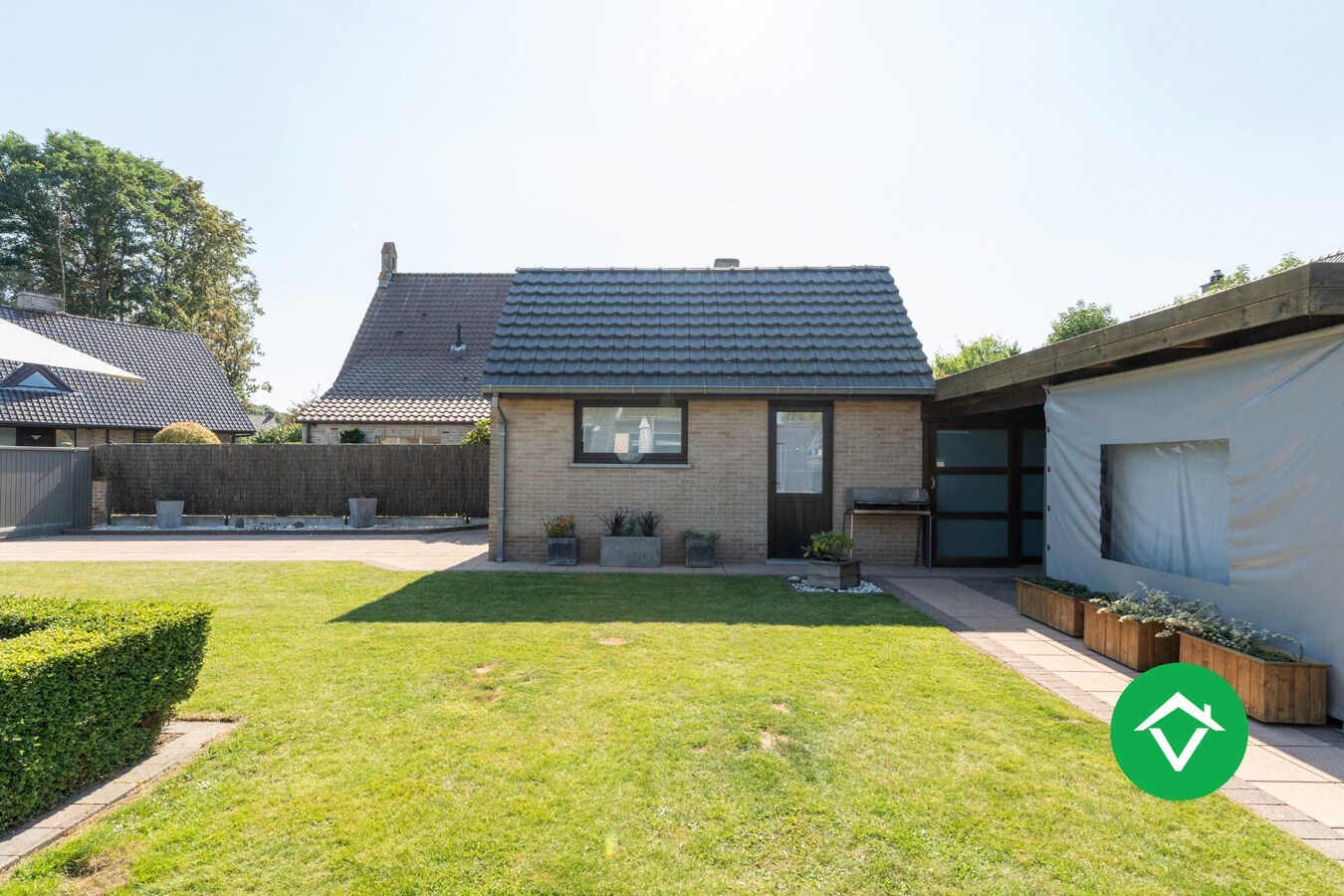 Ruime open bebouwing met 4 slaapkamers en 3 garages in Kortemark 